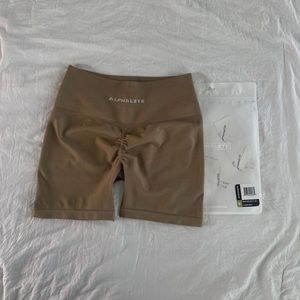ALPHALETE AMPLIFY SHORT 4.5" Seamless Scrunch Short
Chai
